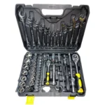 Juego de ratchet 61 piezas con dados, extensiones y llaves combinadas en maletín resistente. Ideal para talleres y uso profesional.