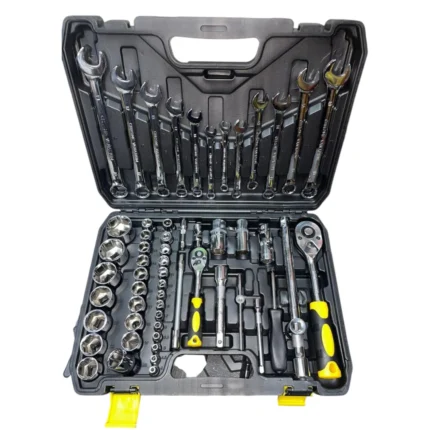 Juego de ratchet 61 piezas con dados, extensiones y llaves combinadas en maletín resistente. Ideal para talleres y uso profesional.