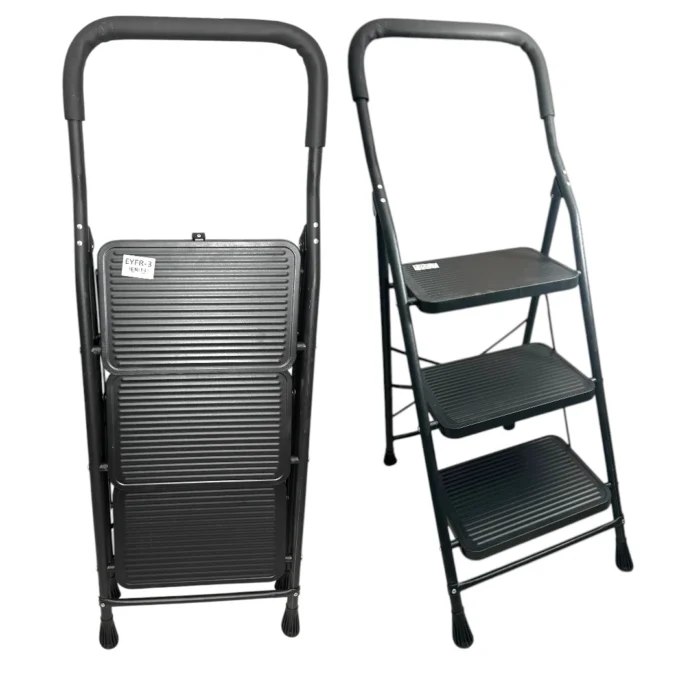 Escalera plegable negra de 3 peldaños con pasamanos y superficie antideslizante