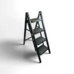 Escalera metálica negra plegable de 4 peldaños con superficie antideslizante ideal para el hogar o negocio en colombia