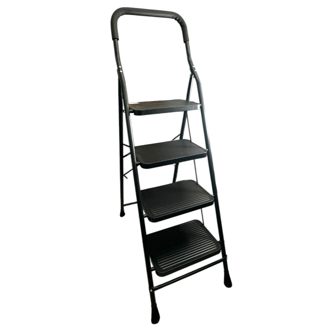 Escalera Plegable 4 Peldaños con Pasamanos NEGRA Escalera plegable negra de 4 peldaños con pasamanos y superficie antideslizante